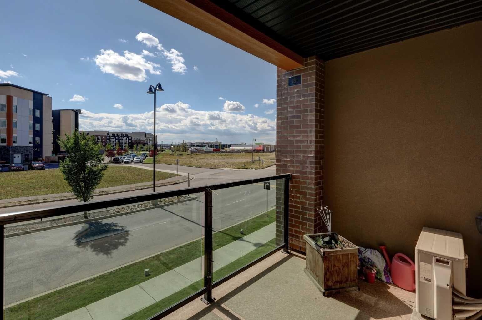 2207, 10 Market Boulevard SE