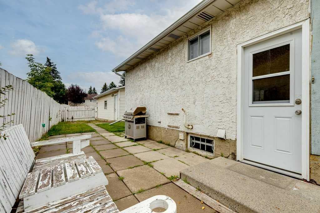 844 Rundlecairn Way NE