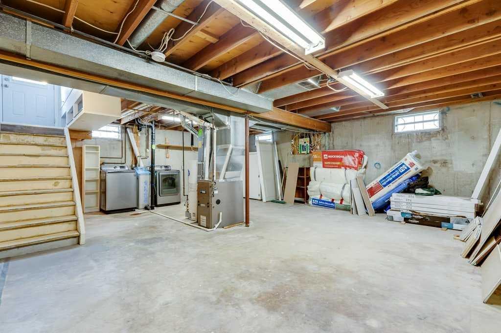 844 Rundlecairn Way NE