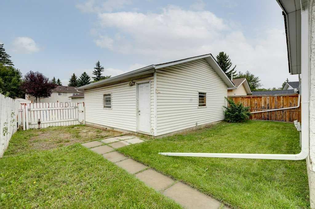 844 Rundlecairn Way NE