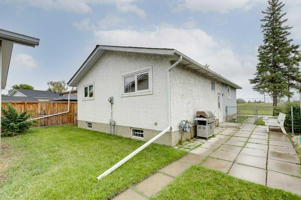 844 Rundlecairn Way NE