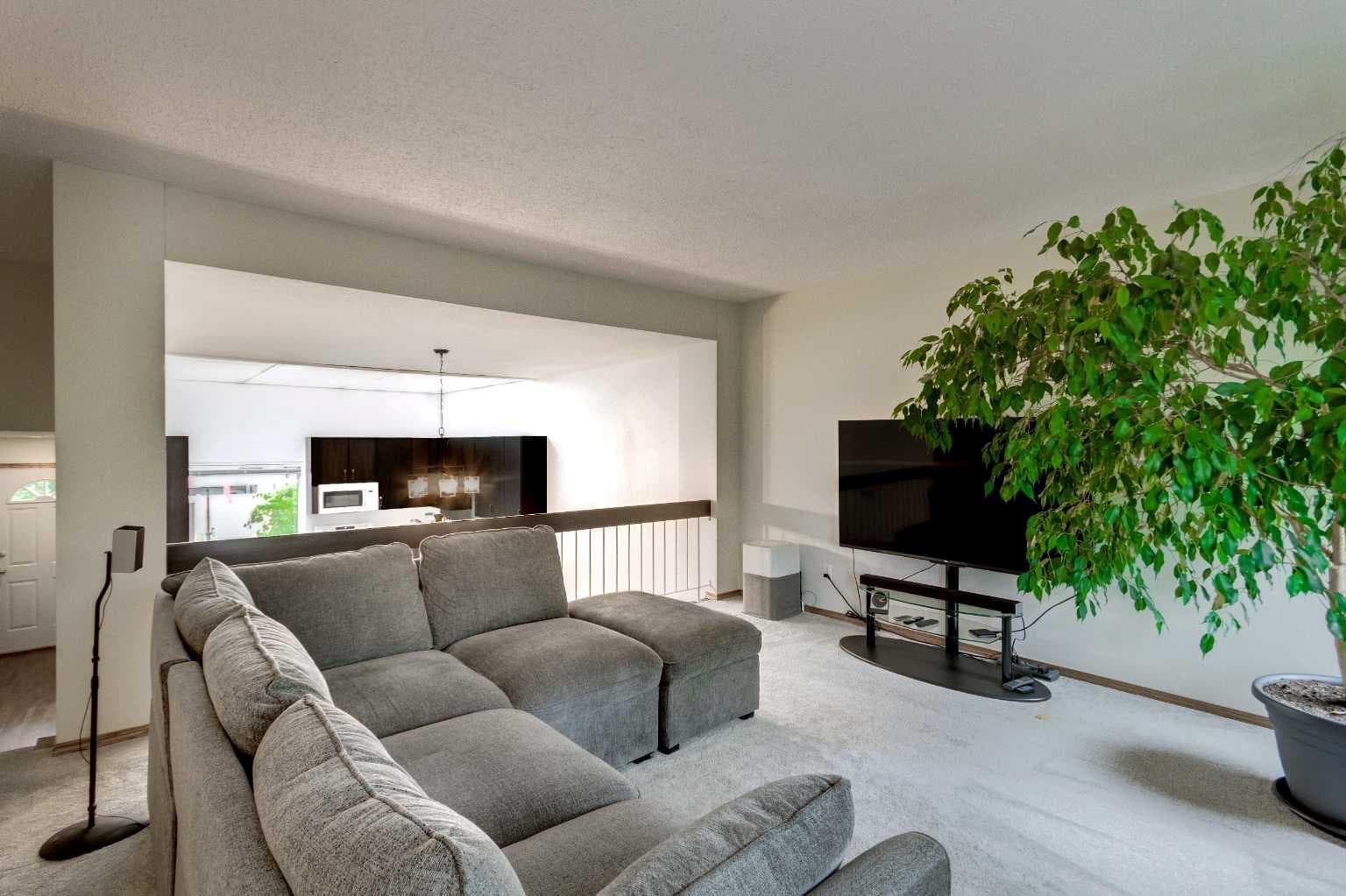 386 Brae Glen Crescent SW
