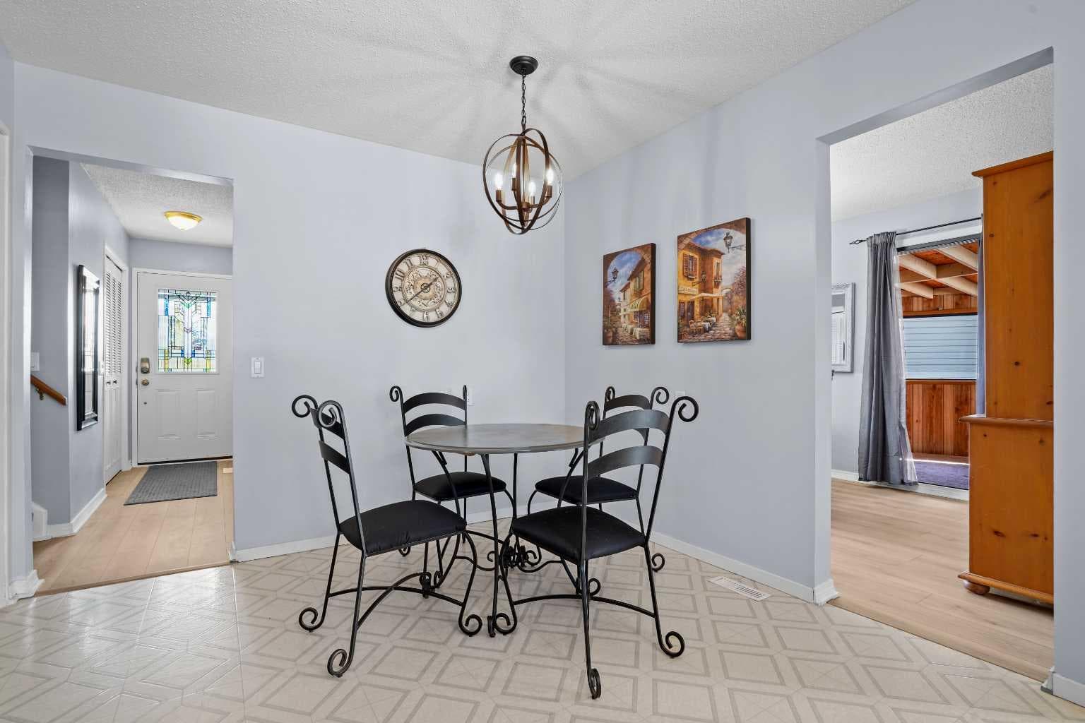 147 Manora Hill NE