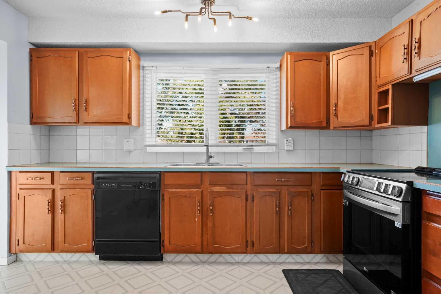 147 Manora Hill NE