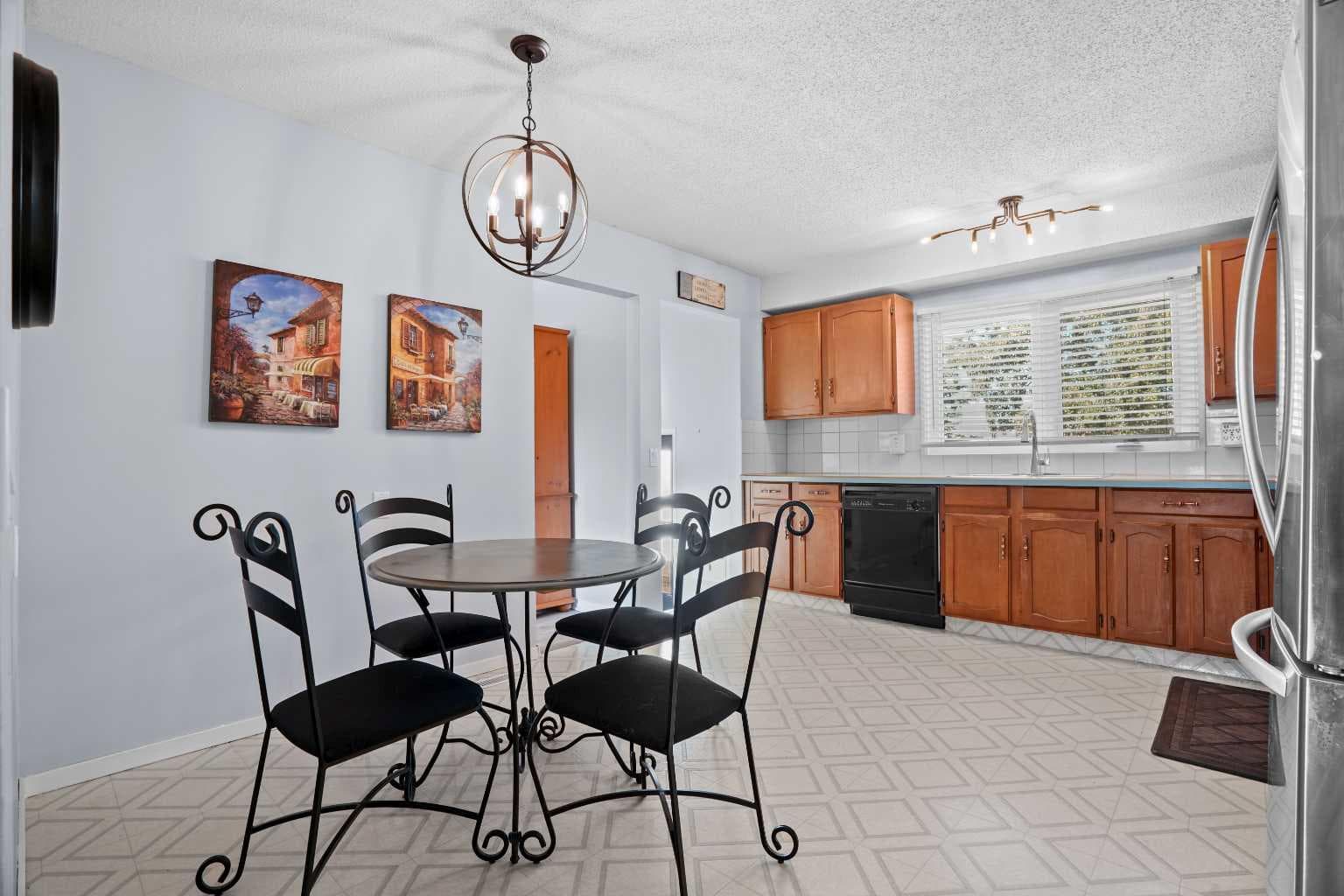 147 Manora Hill NE