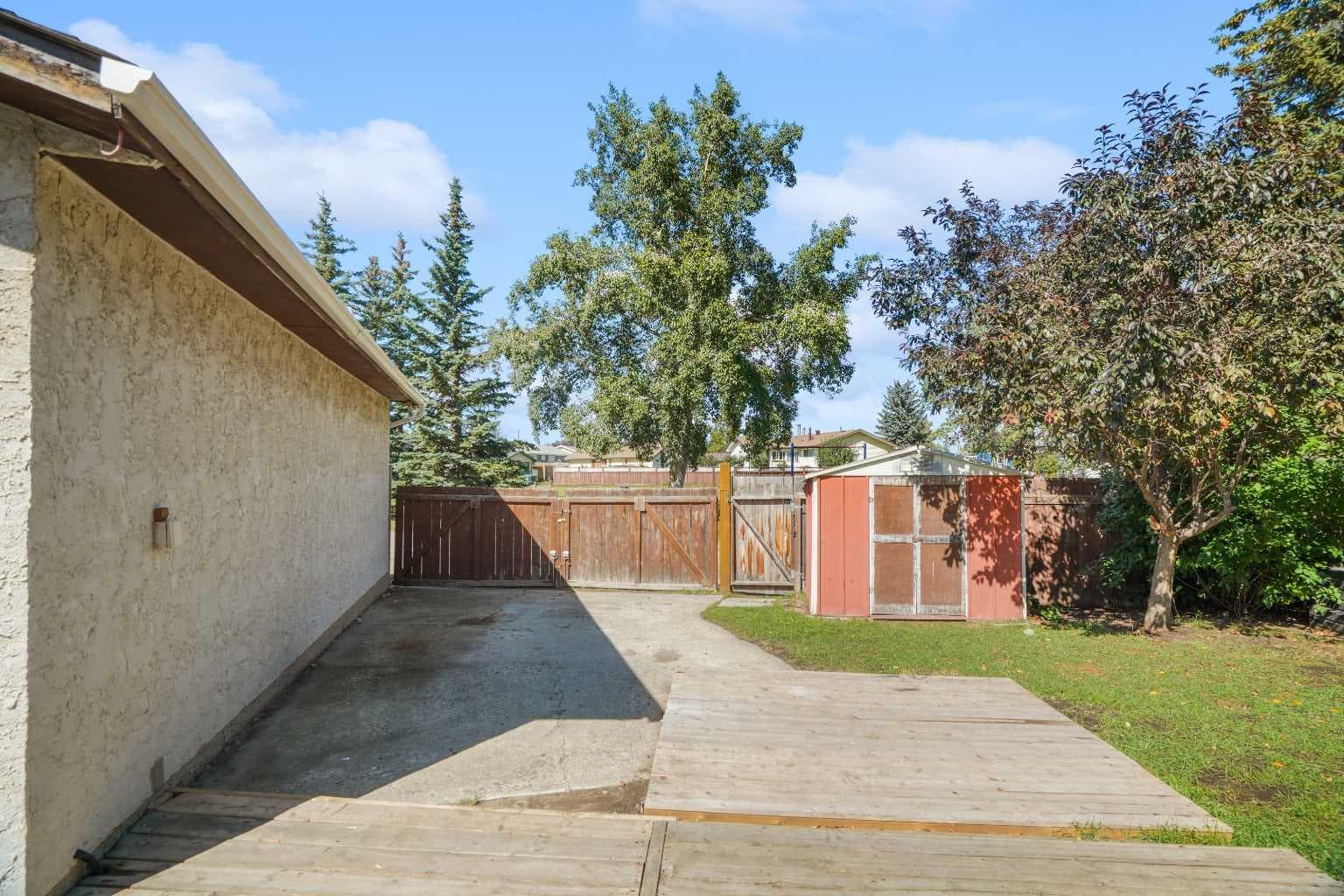 147 Manora Hill NE