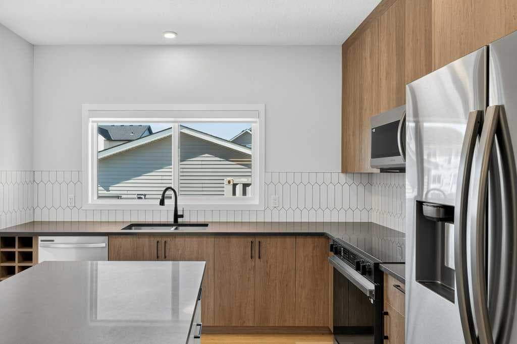 18 Chinook Winds Court SW