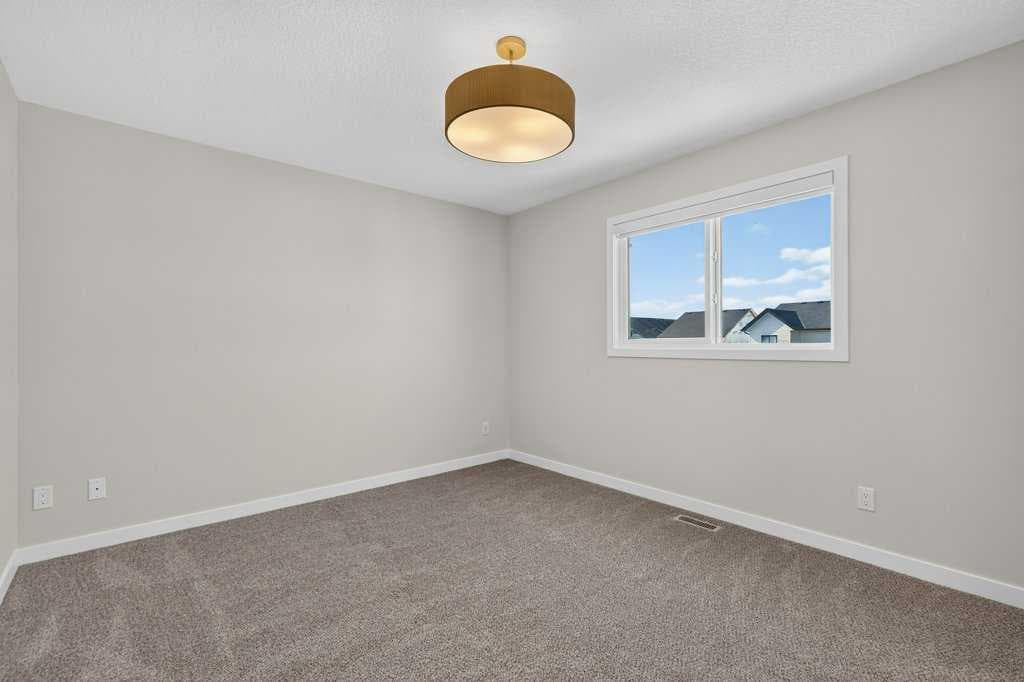 18 Chinook Winds Court SW