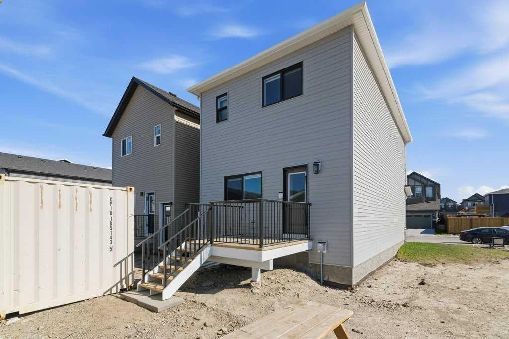 18 Chinook Winds Court SW