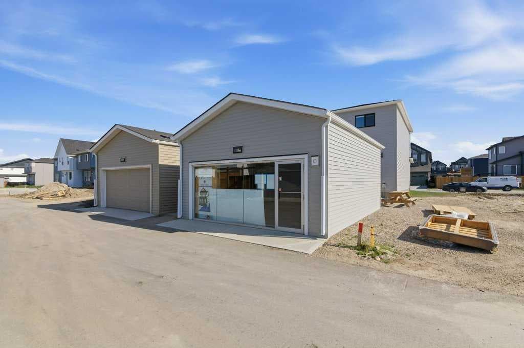 18 Chinook Winds Court SW