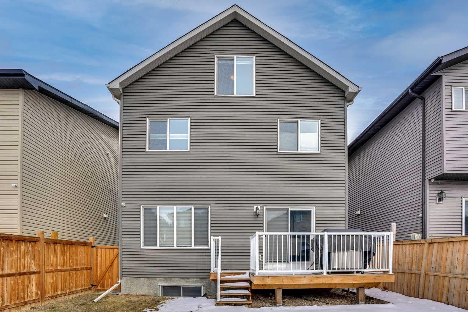 148 Savanna Close NE