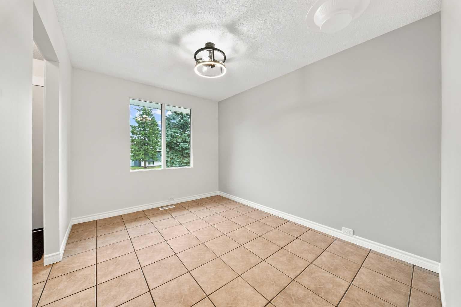 248 Huntcroft Road NE