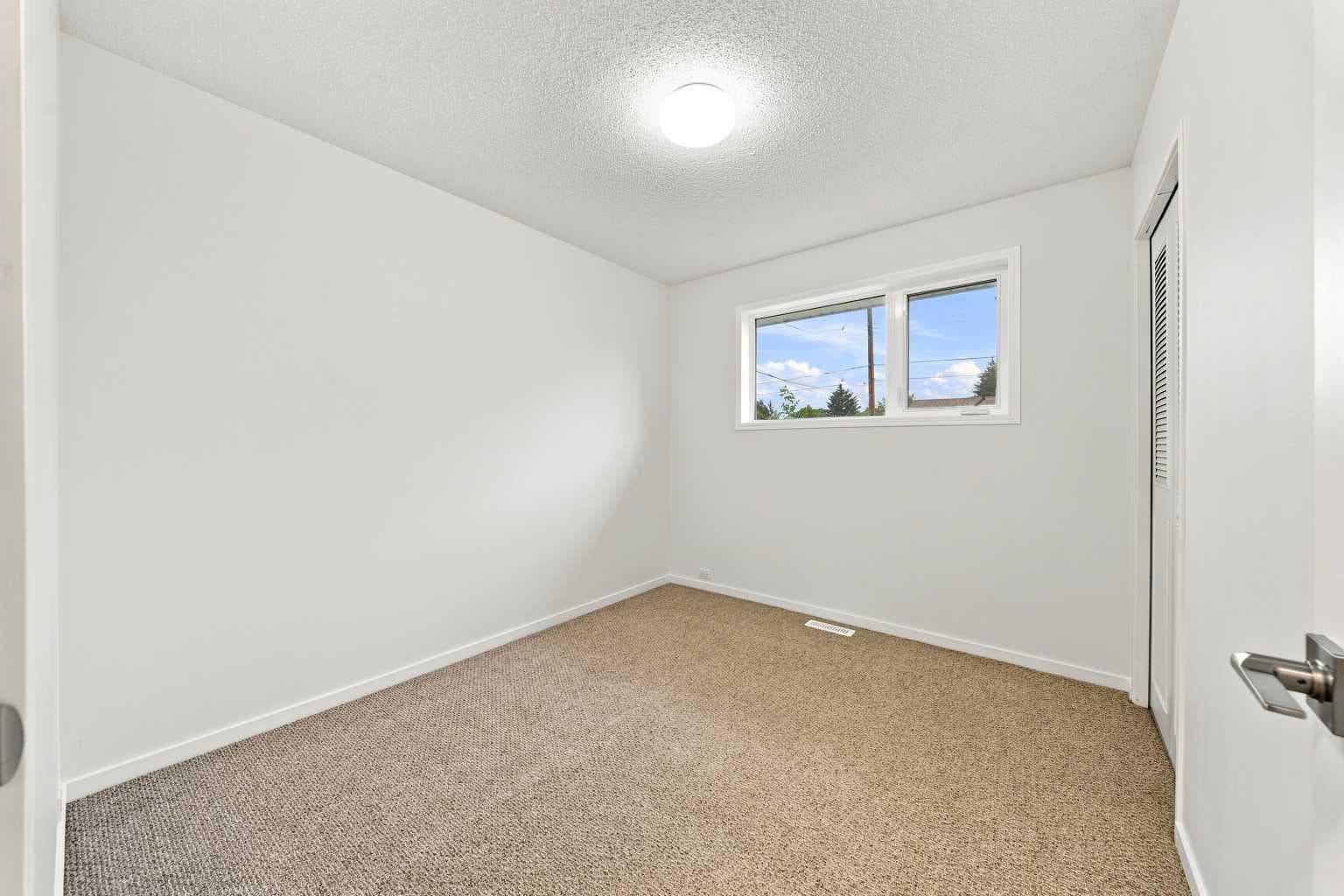 248 Huntcroft Road NE