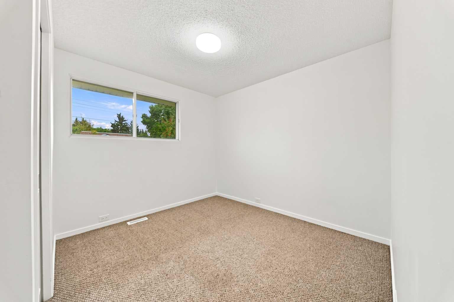 248 Huntcroft Road NE