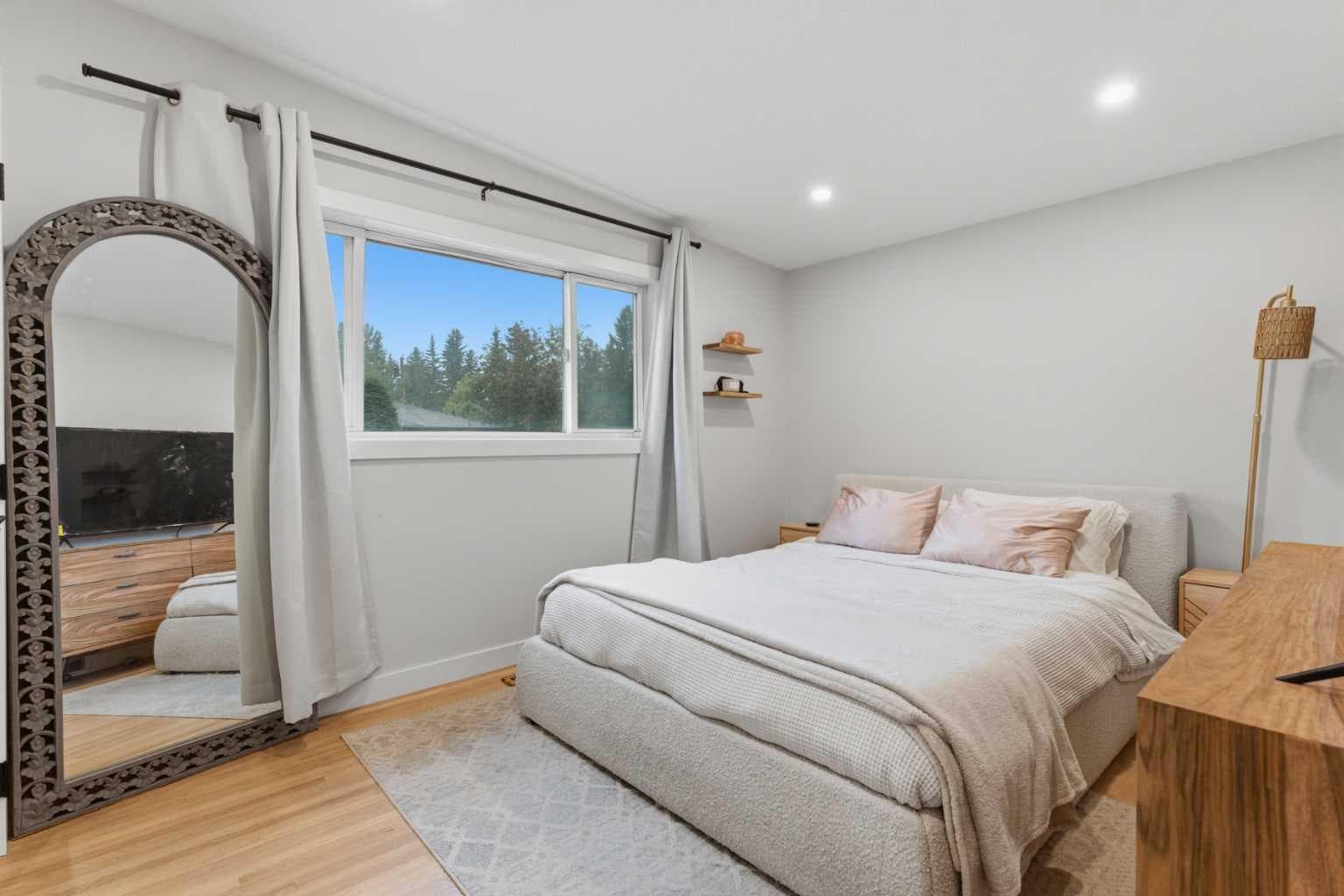 5316 La Salle Crescent SW