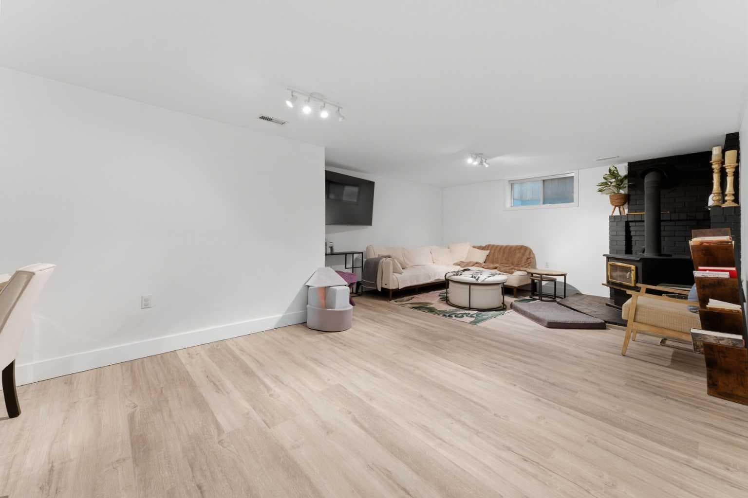 5316 La Salle Crescent SW