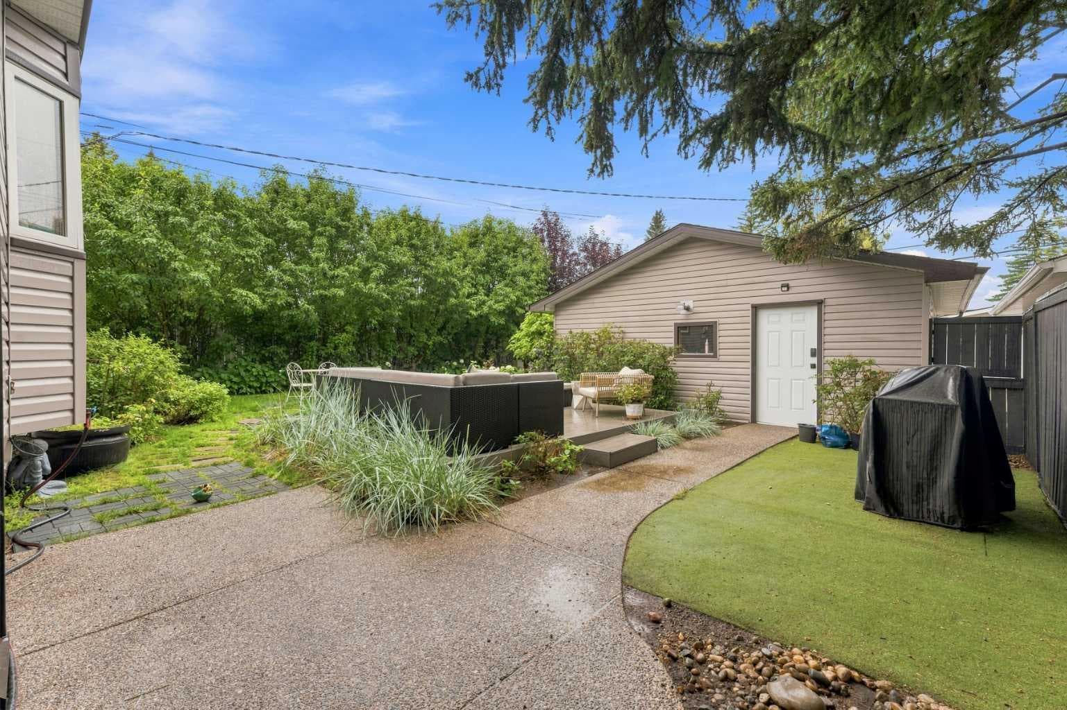 5316 La Salle Crescent SW