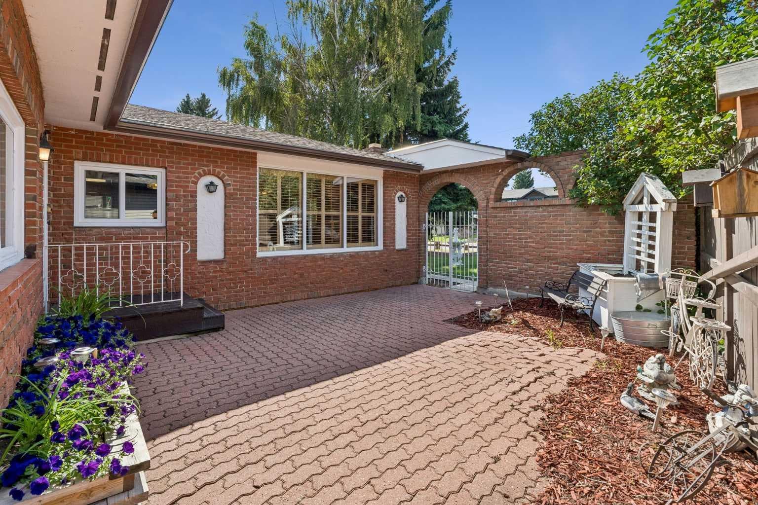 708 Lake Bonavista Drive SE