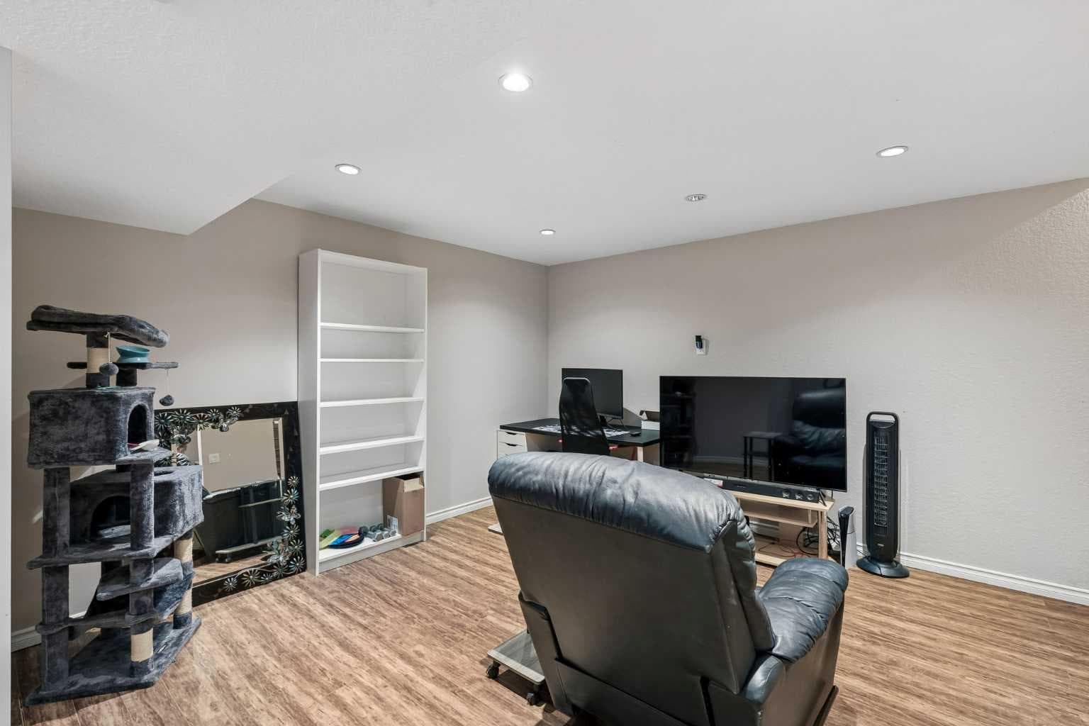 33 Legacy Gate SE
