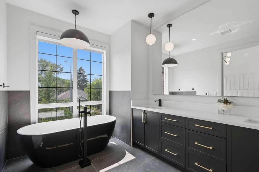 136 10 Avenue NW