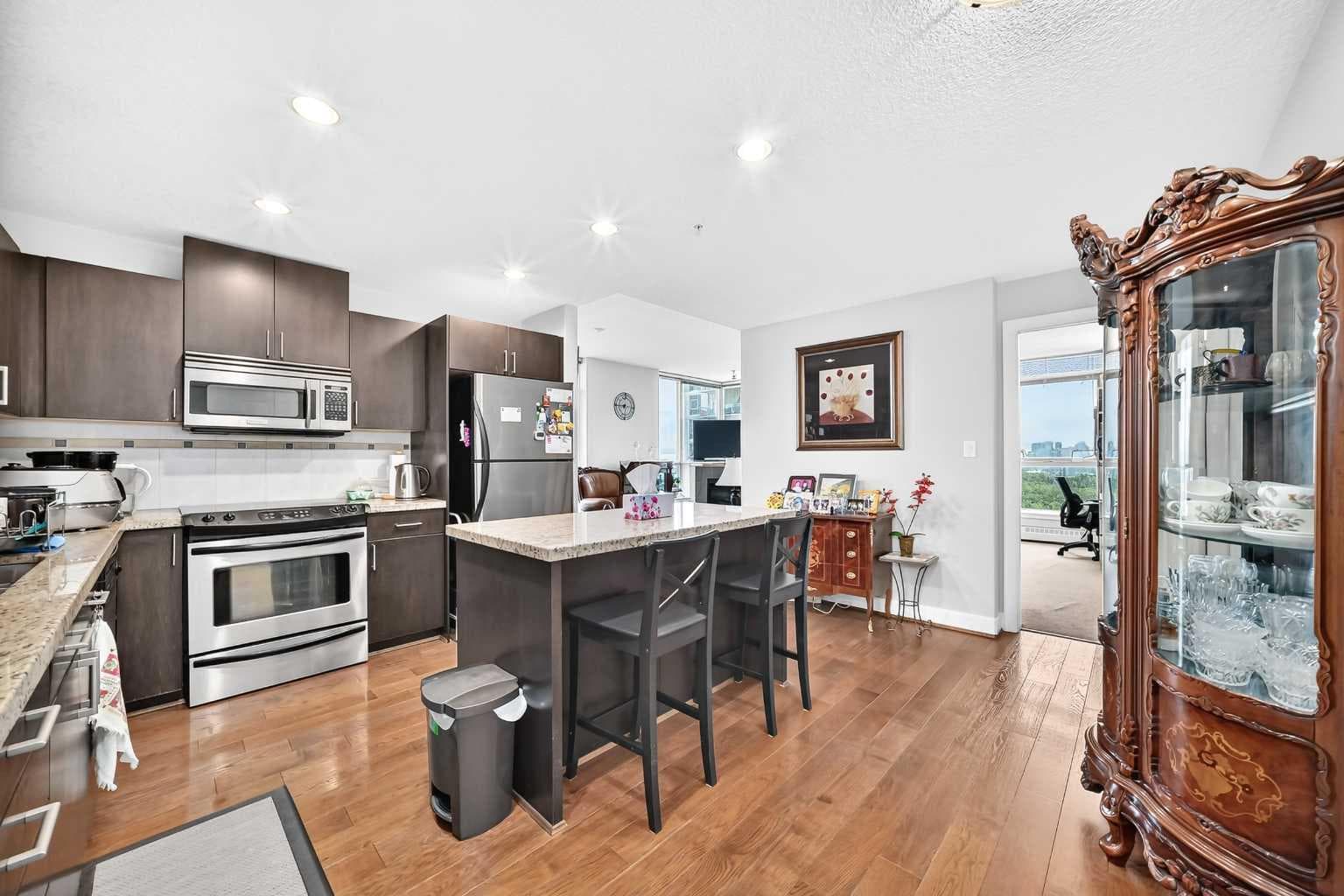 1207, 77 Spruce Place SW