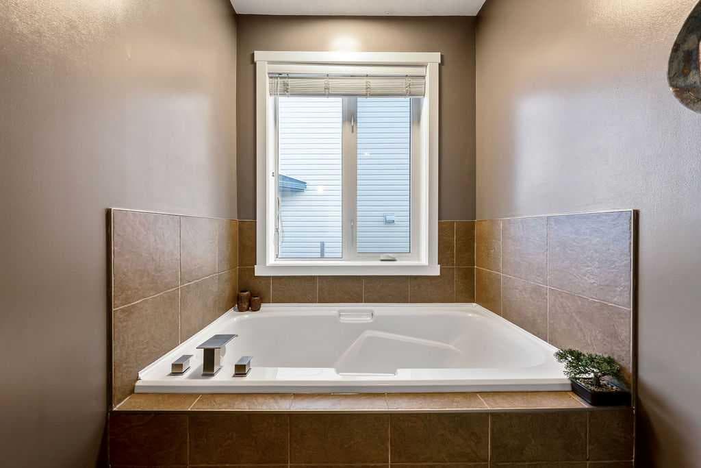 24 Elgin Meadows Manor SE
