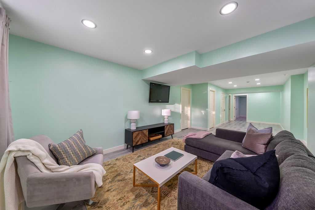 24 Elgin Meadows Manor SE