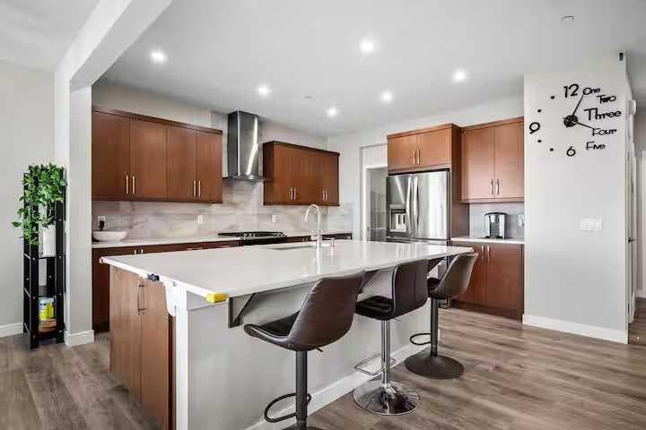 180 Howse Crescent NE