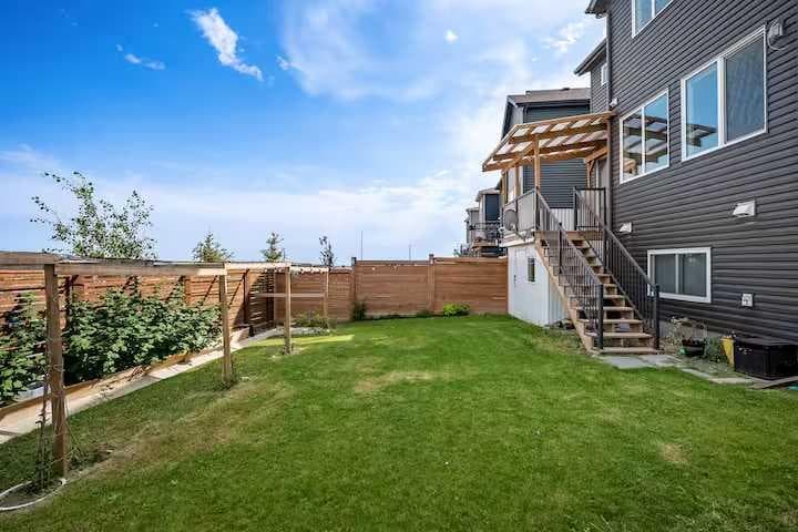 180 Howse Crescent NE
