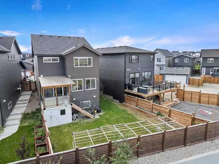 180 Howse Crescent NE