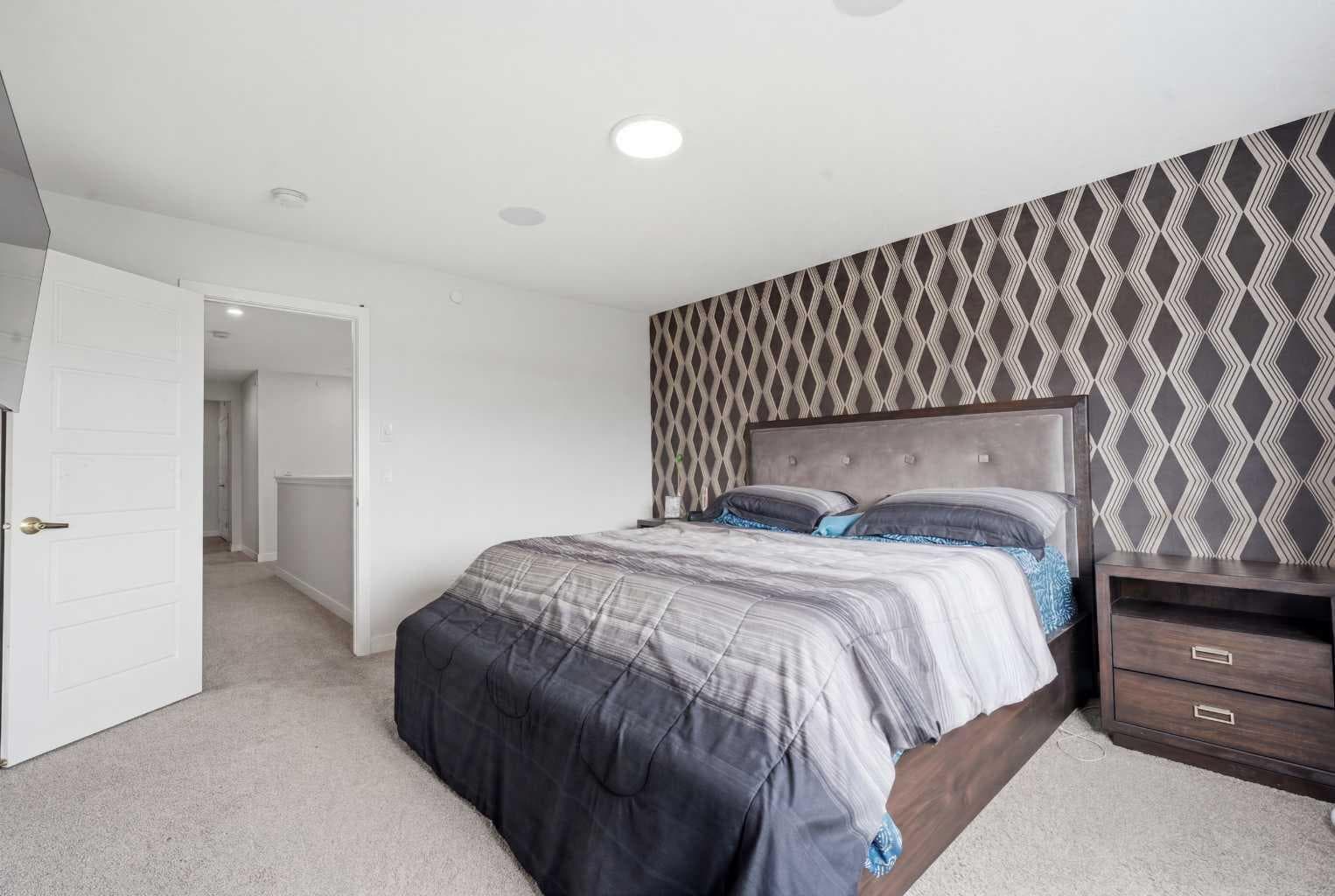22 Howse Mount NE
