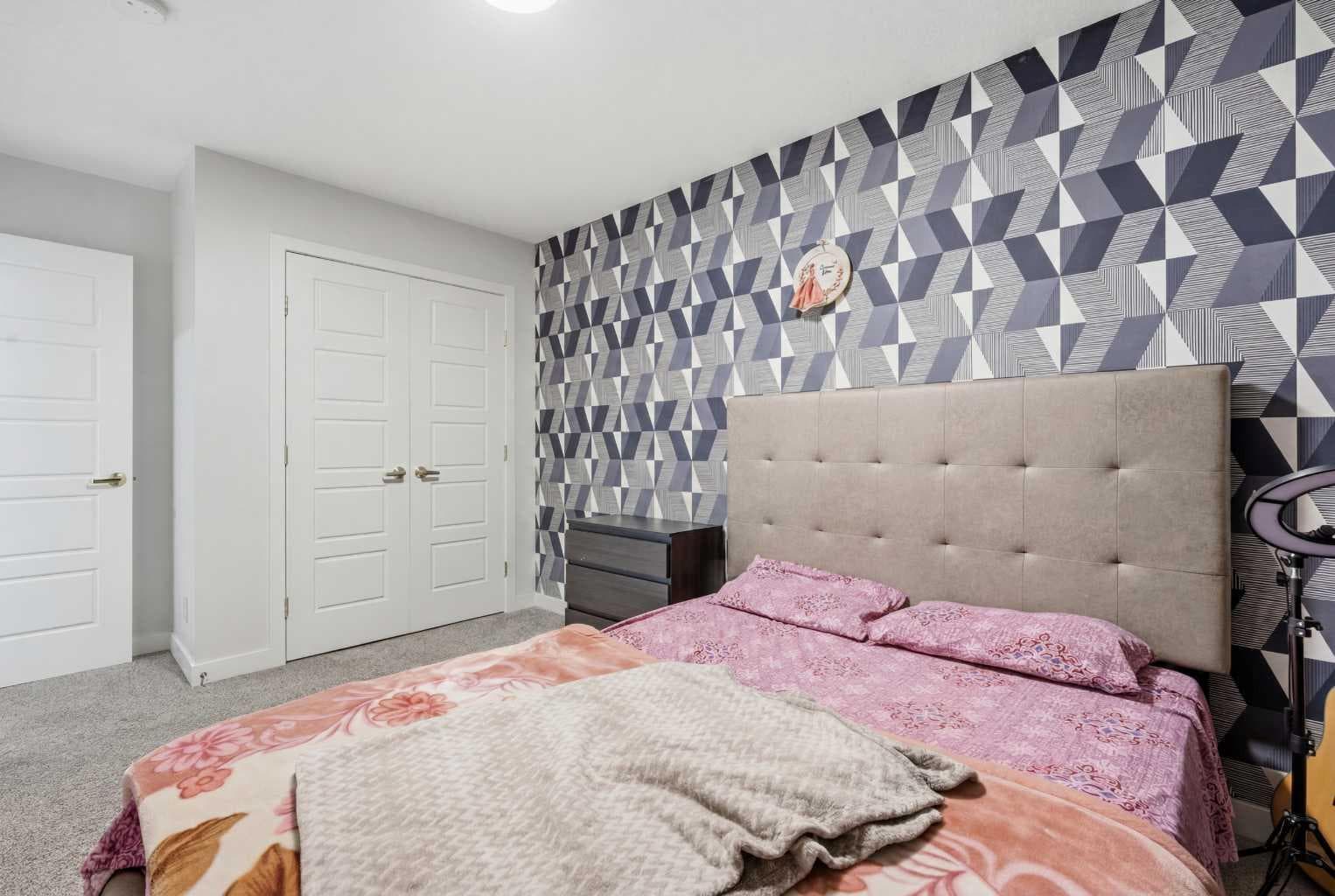 22 Howse Mount NE