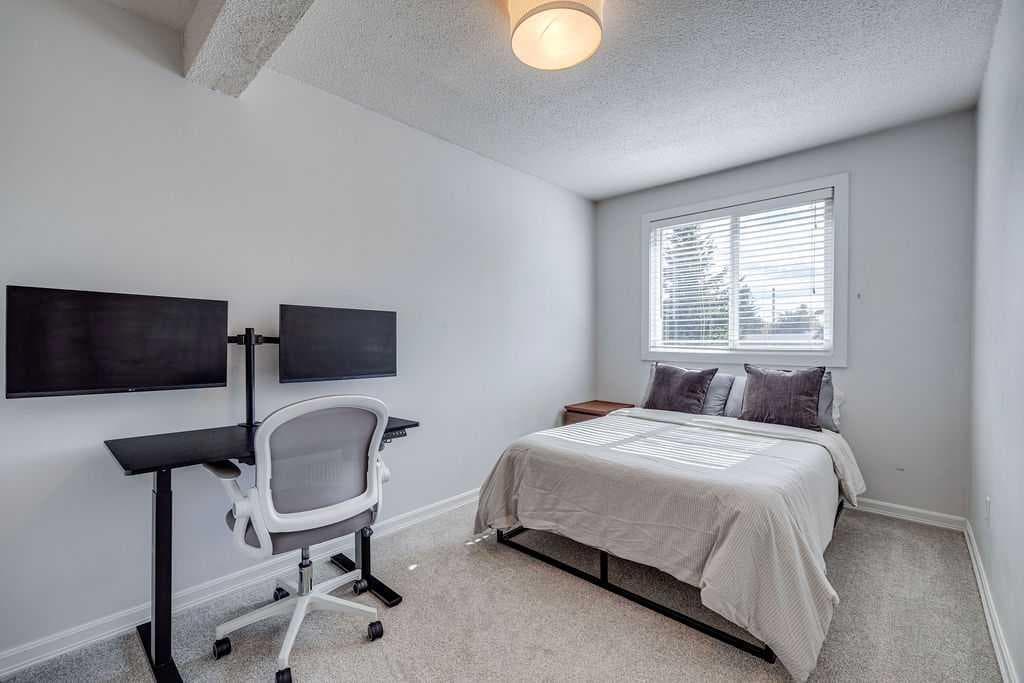 2, 308 Cedar Crescent SW