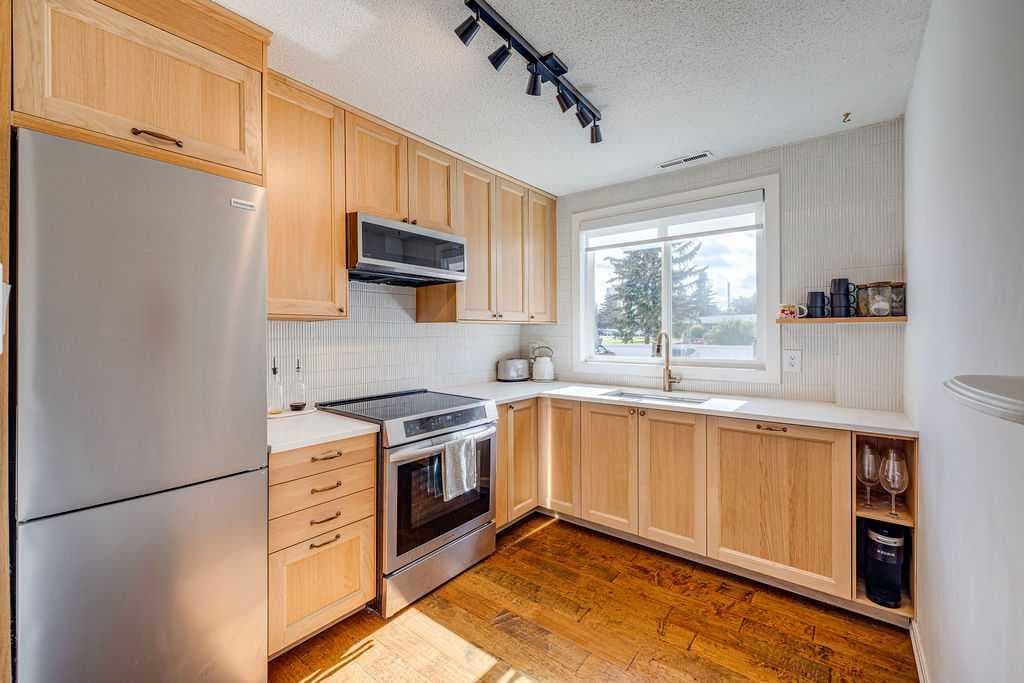 2, 308 Cedar Crescent SW