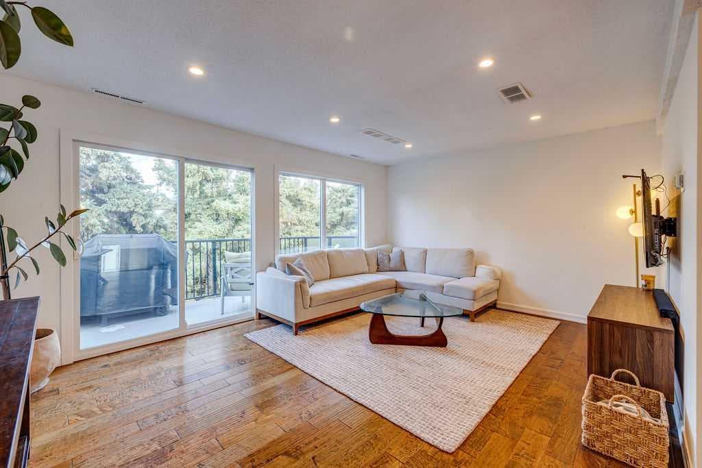 2, 308 Cedar Crescent SW