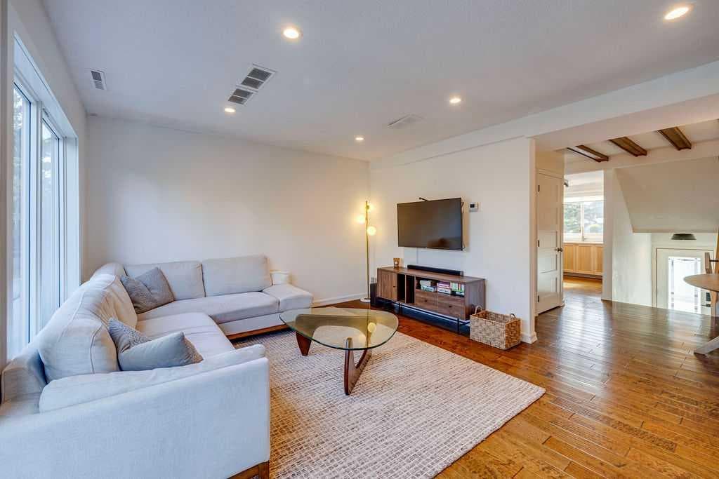 2, 308 Cedar Crescent SW