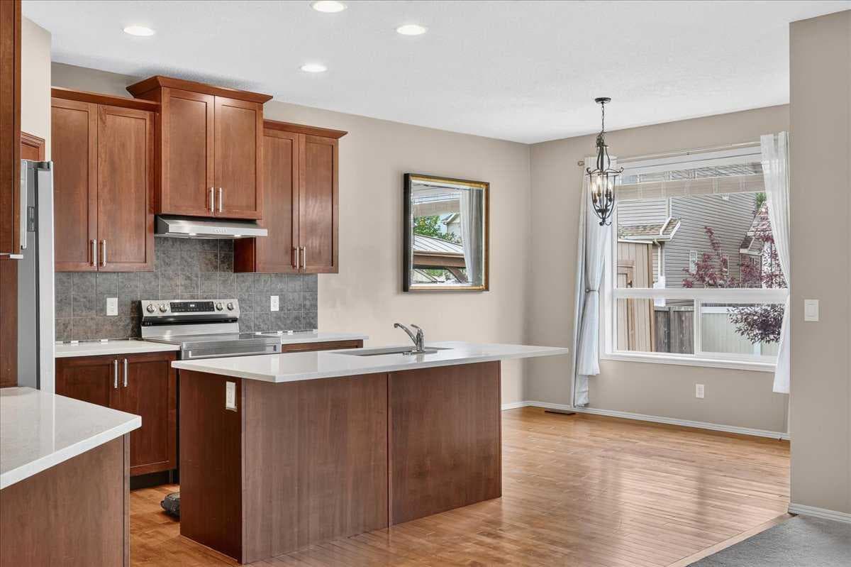 380 Royal Oak Heights NW