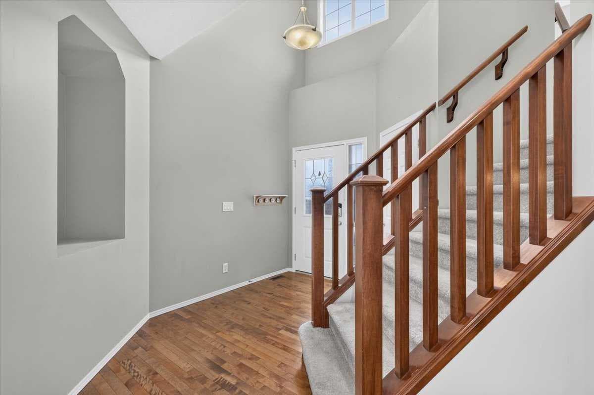 380 Royal Oak Heights NW