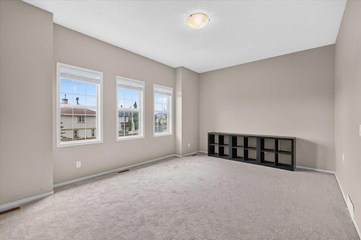 380 Royal Oak Heights NW