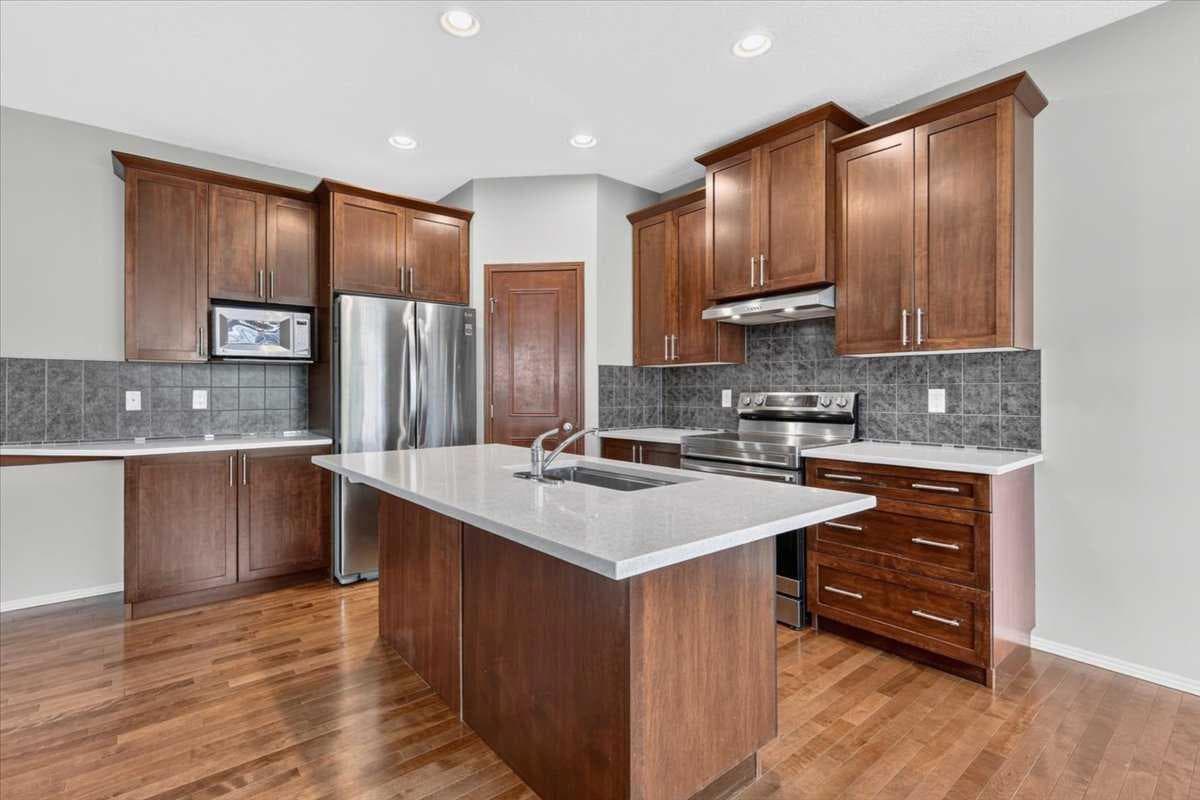 380 Royal Oak Heights NW