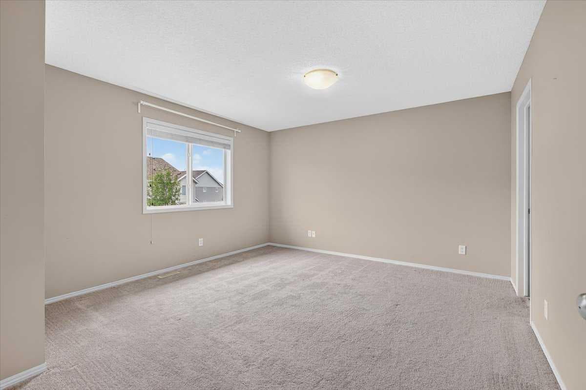 380 Royal Oak Heights NW