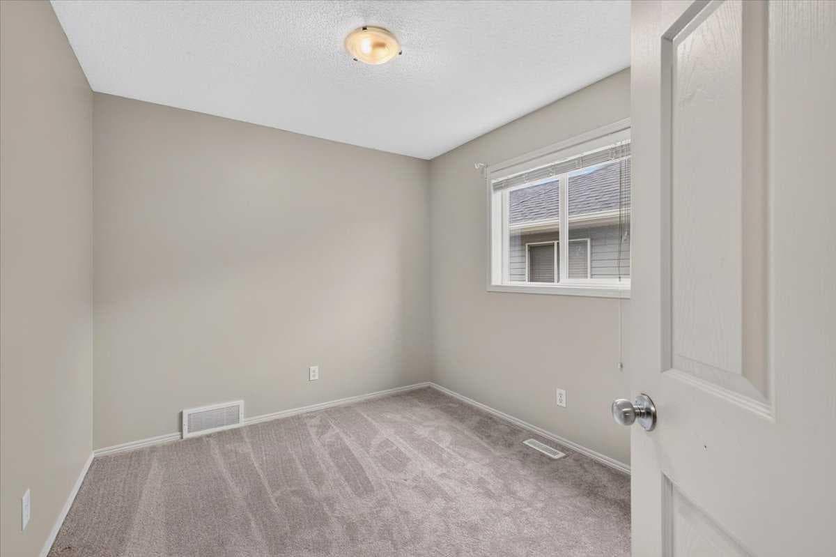 380 Royal Oak Heights NW