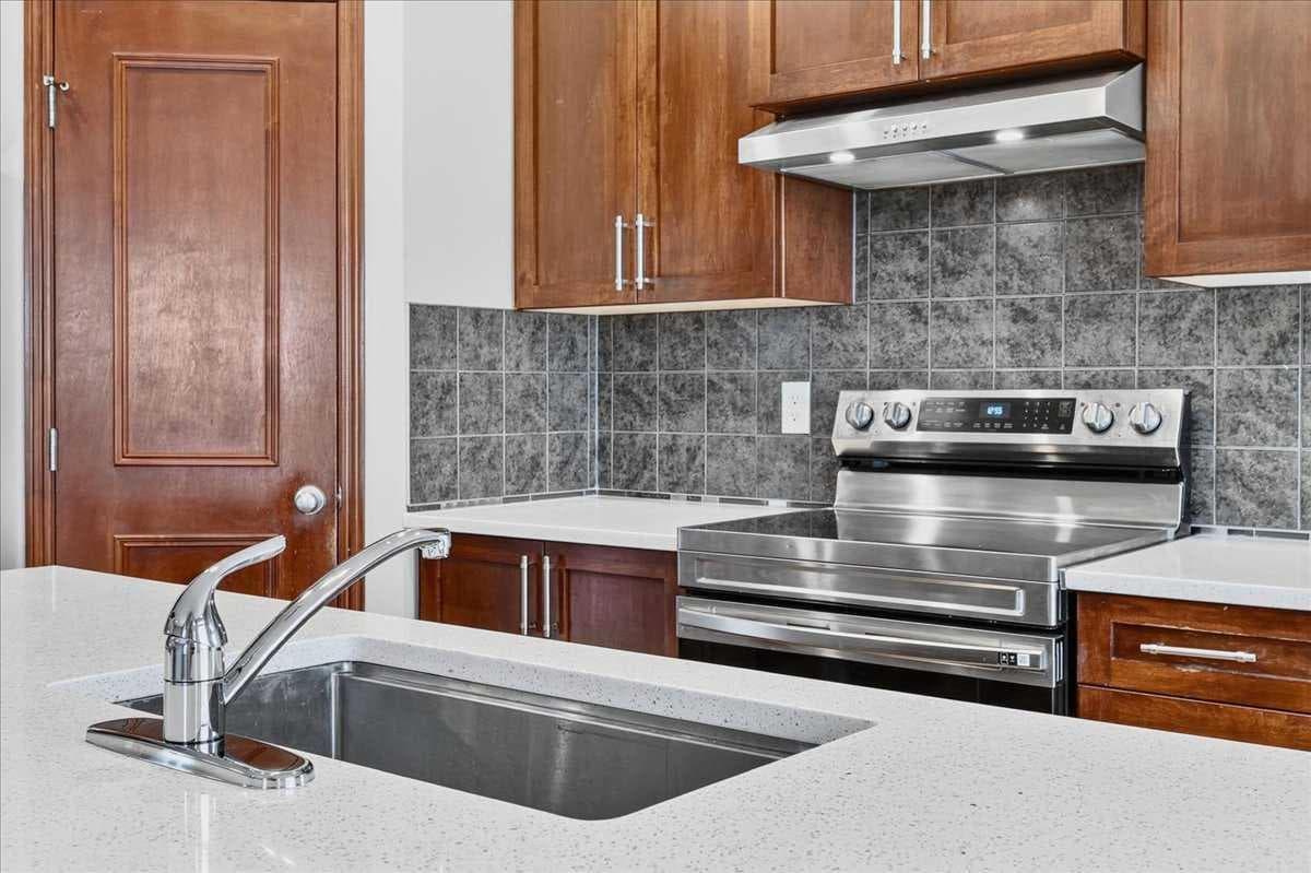 380 Royal Oak Heights NW