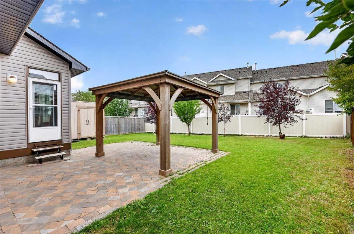 380 Royal Oak Heights NW