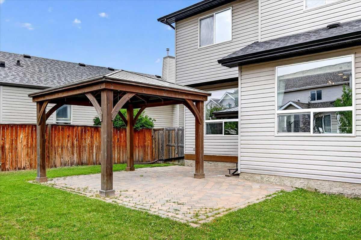 380 Royal Oak Heights NW