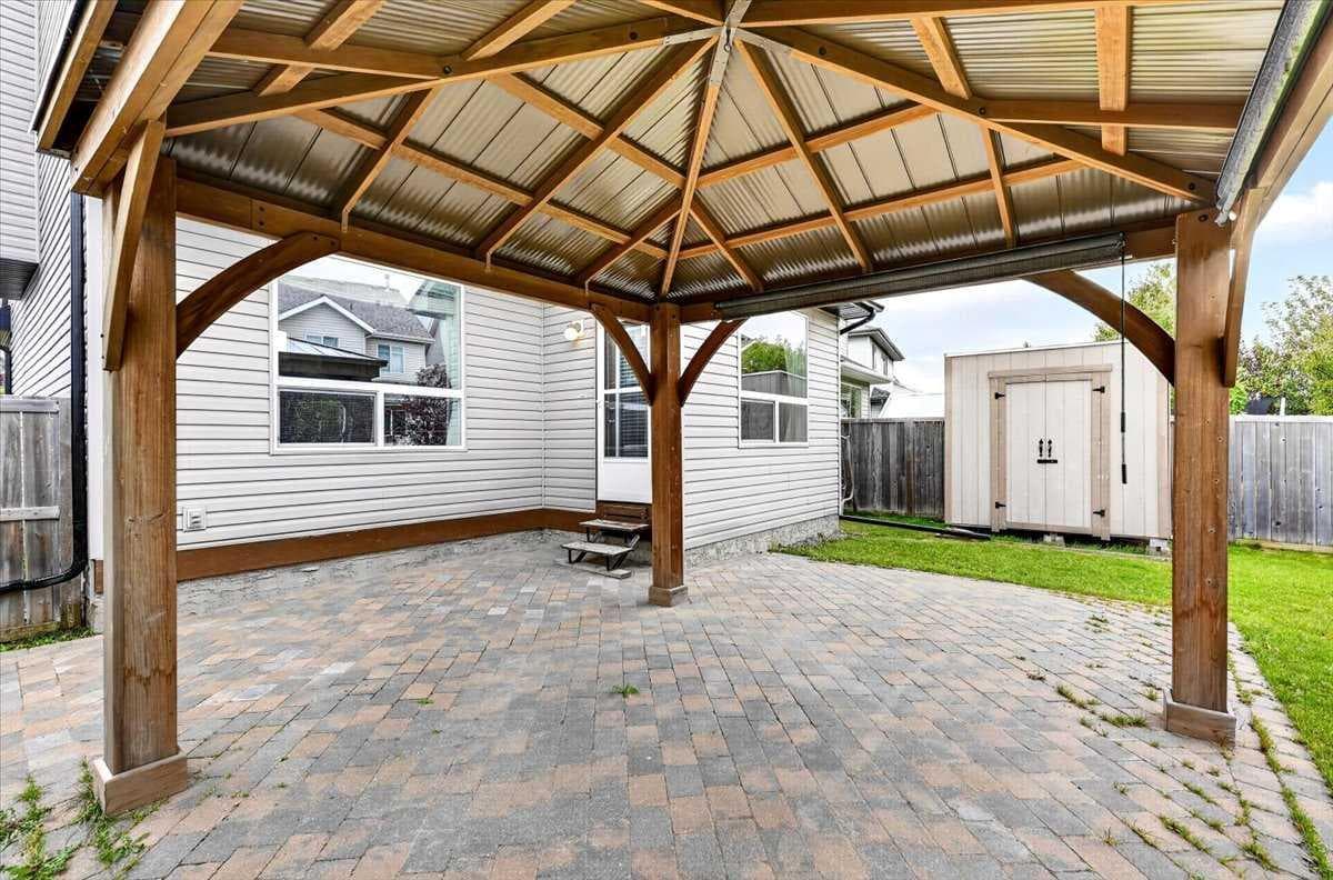 380 Royal Oak Heights NW