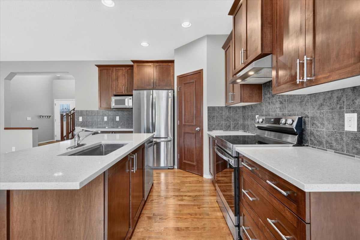 380 Royal Oak Heights NW