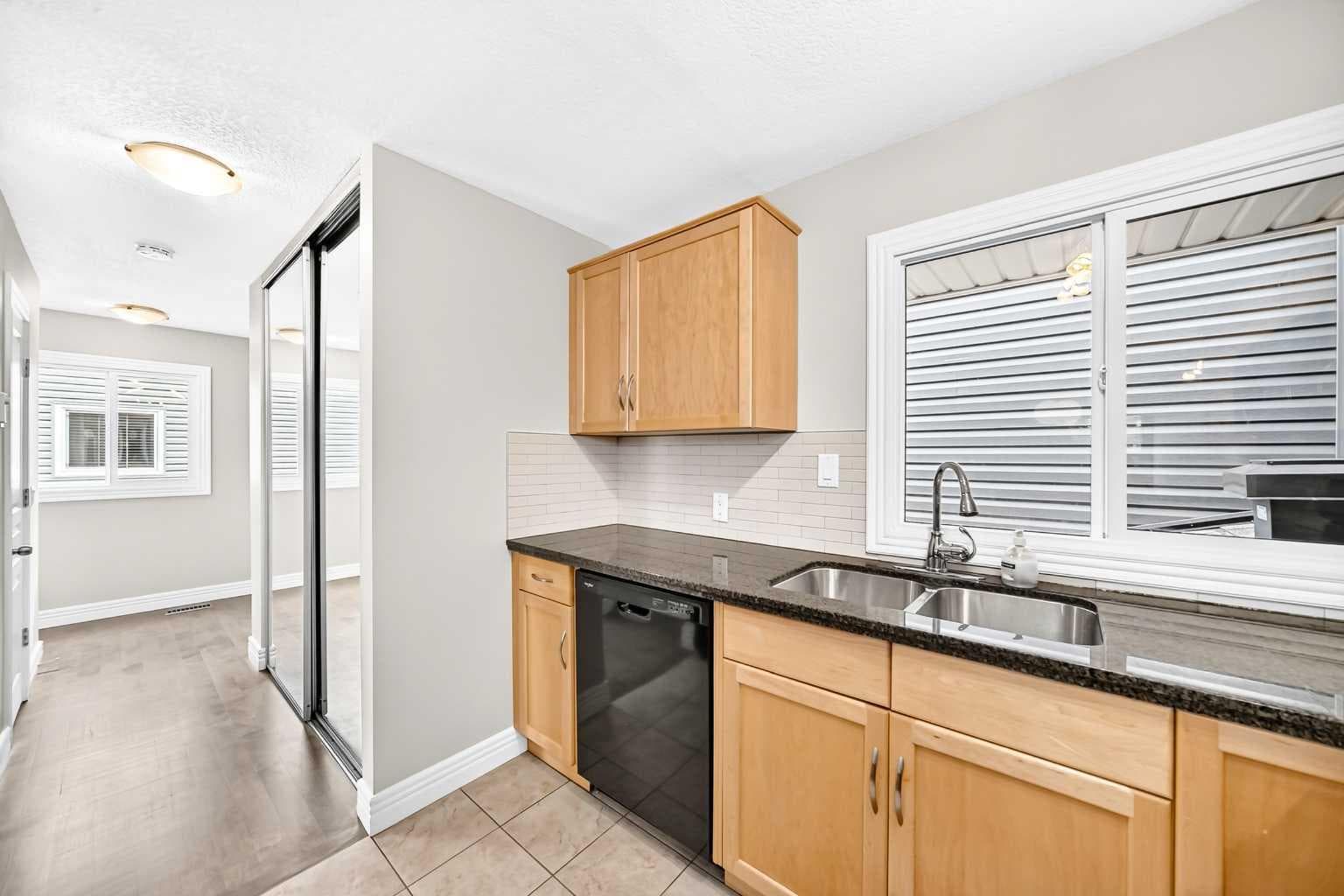 225, 33 Glamis Green SW