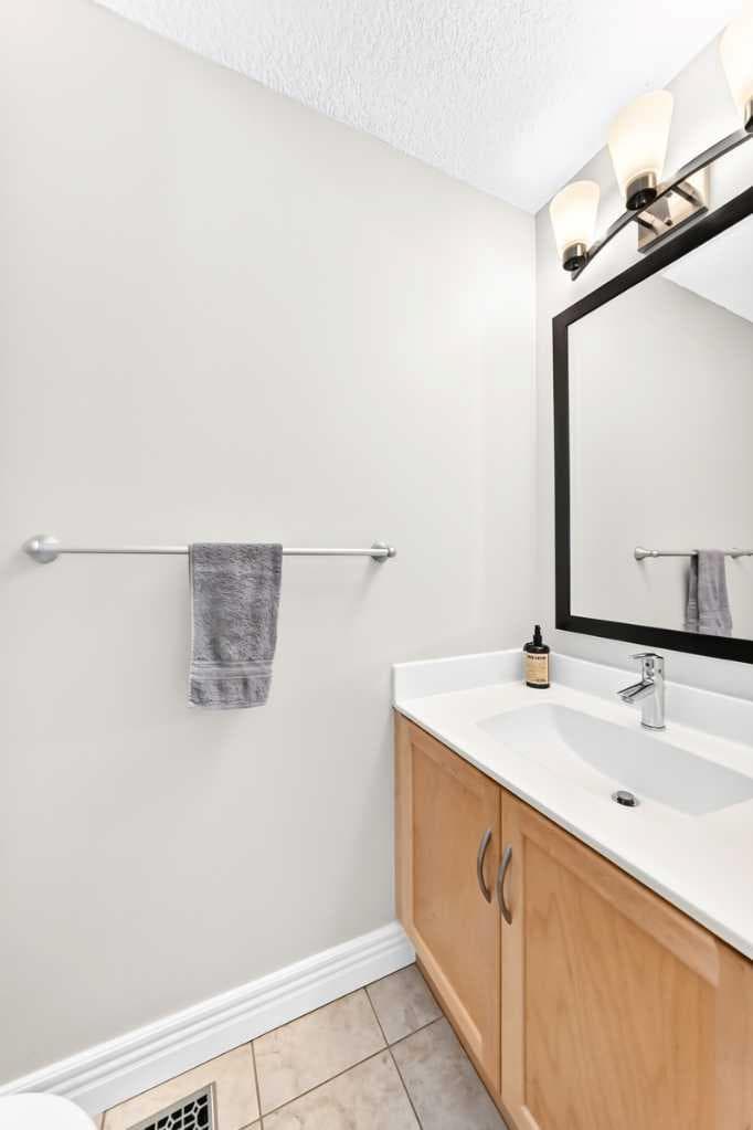 225, 33 Glamis Green SW