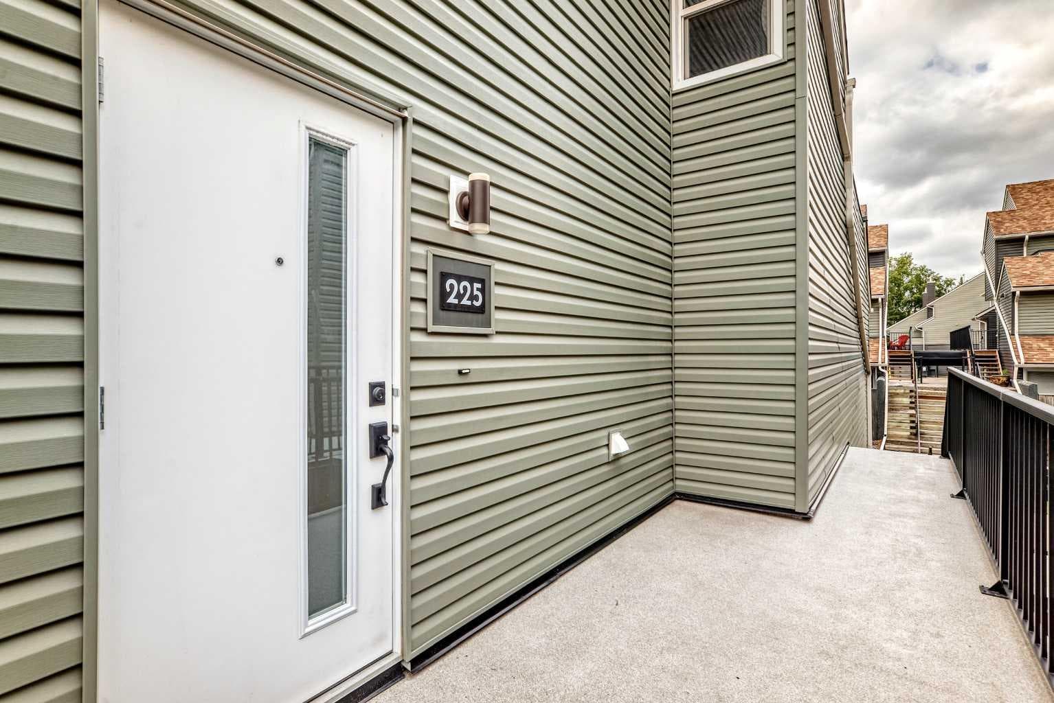 225, 33 Glamis Green SW